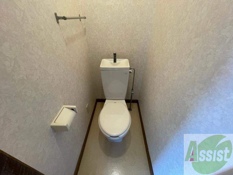 トイレ　トイレです。タオル掛けもついて便利ですね。