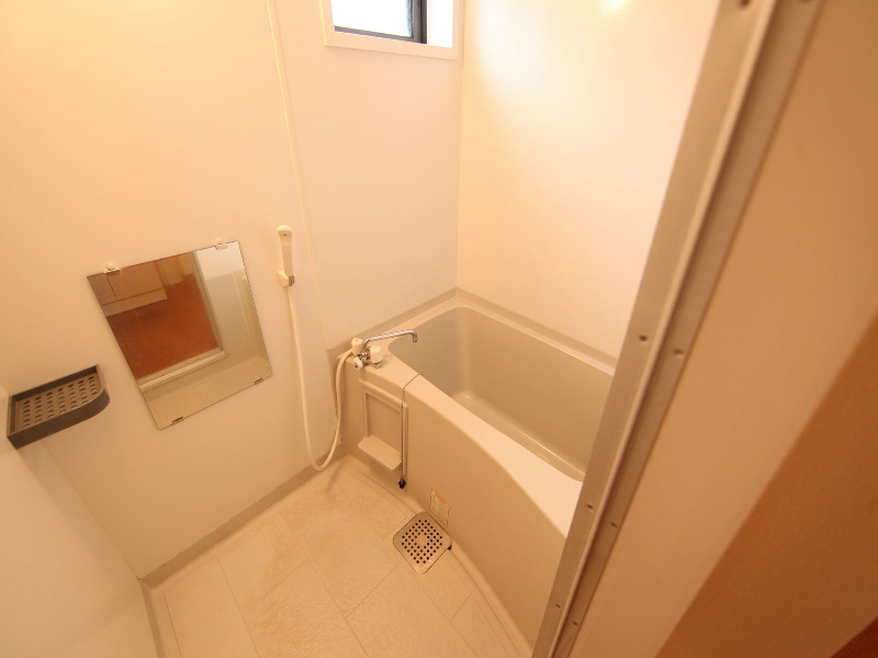 バス・シャワールーム　バスルーム（お風呂トイレ別）　窓付（換気良好）