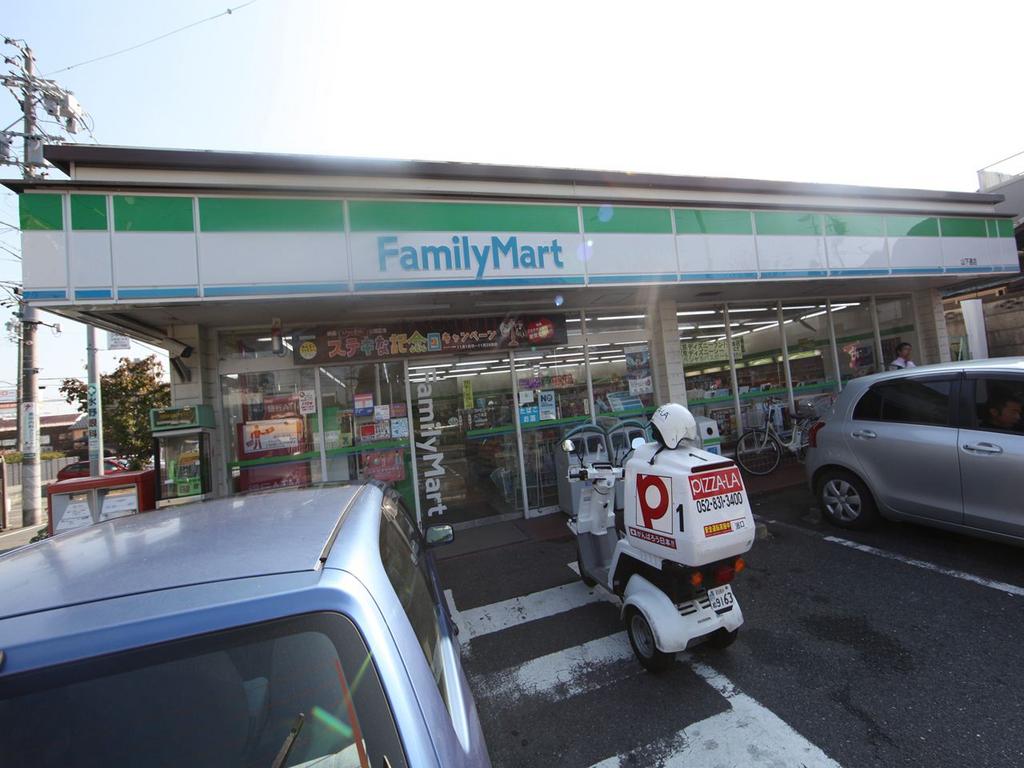 コンビニ　ファミリーマート 山下通店 (コンビニ)（コンビニ）まで450m