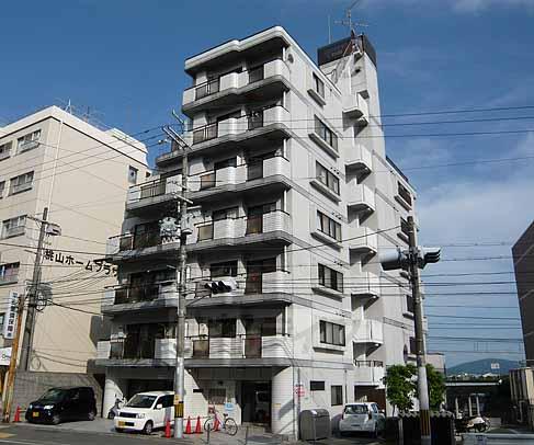 建物外観　７階建てのマンションタイプ。