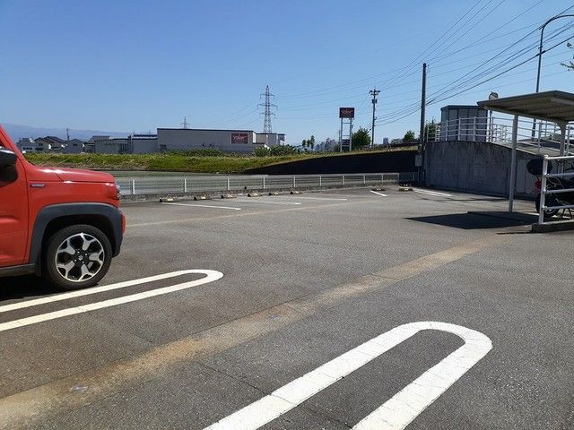 駐車場　駐車場があるので、車を買う予定の方も安心です