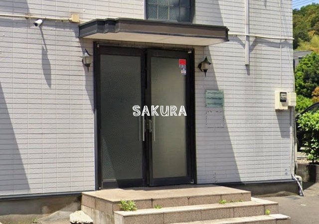 エントランス　重厚感のある建物デザイン♪