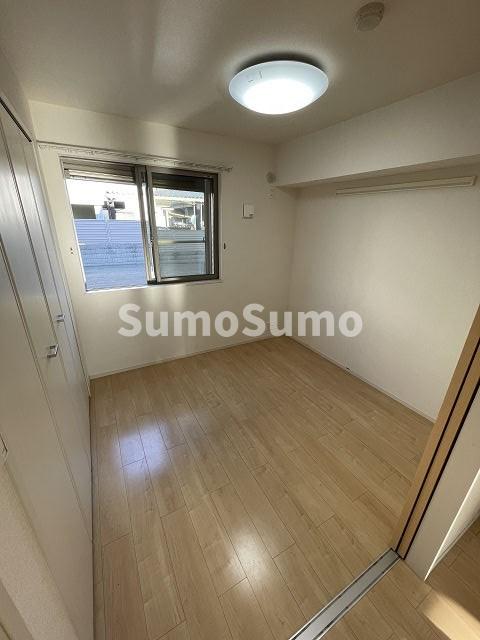 その他部屋・スペース　落ち着いた色調の寝室です