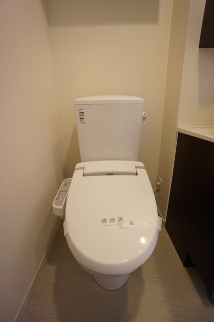 ＪＲ南武線 武蔵新城駅 徒歩12分 3階建 築14年のトイレ写真
