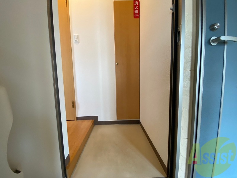 玄関　玄関です。すぐ広いリビングにつながっています。