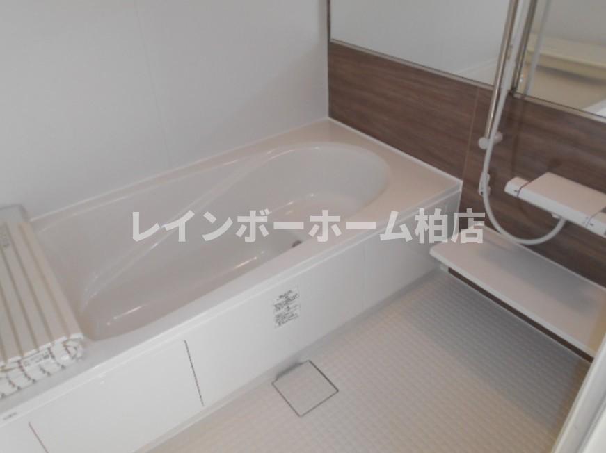 バス・シャワールーム　コンパクトで使いやすいお風呂です