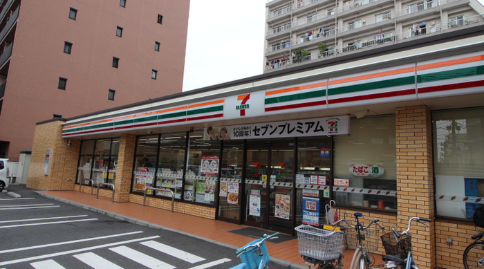 コンビニ　セブンイレブン（コンビニ）まで300m
