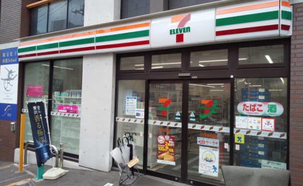 コンビニ　セブンイレブン市谷柳町店（コンビニ）まで40m