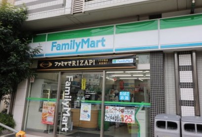 コンビニ　ファミリーマート市谷柳町店（コンビニ）まで284m