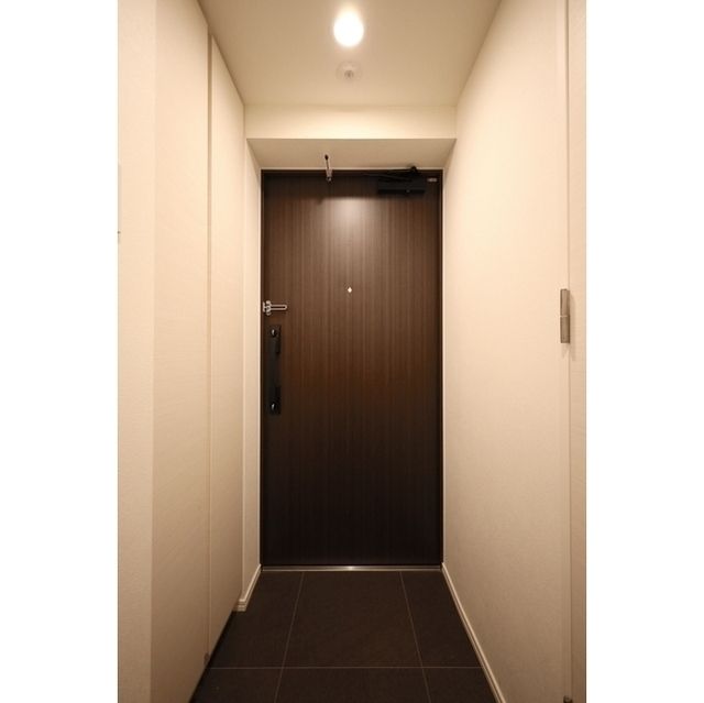 玄関　※同建物内・別タイプの参考写真です。
