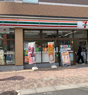 コンビニ　セブンイレブン足立竹ノ塚駅東店（コンビニ）まで240m