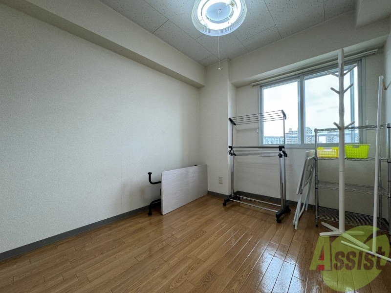 その他部屋・スペース　寝室はこちらです。光が差し込む、温かみのあるお部屋です。