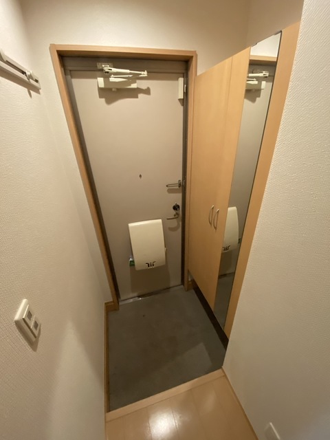 玄関　鏡が嬉しいポイントです。