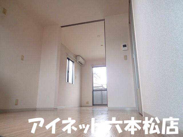 居室・リビング　明るいお部屋です