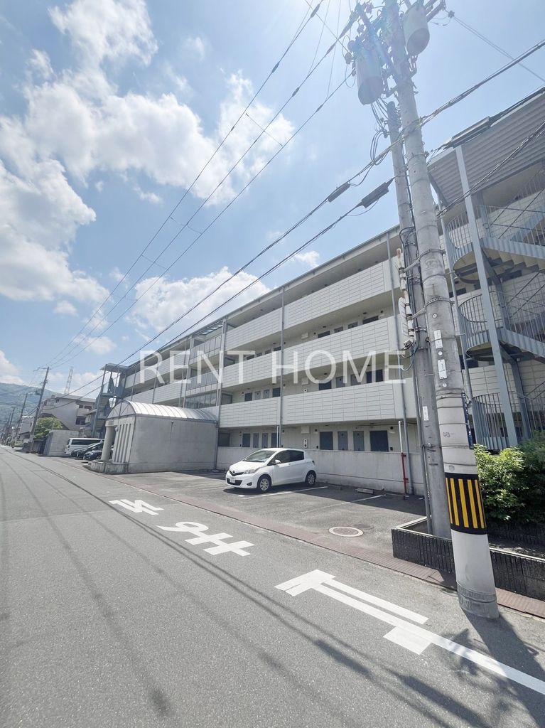 建物外観　鉄骨造の４階建ての建物です。
