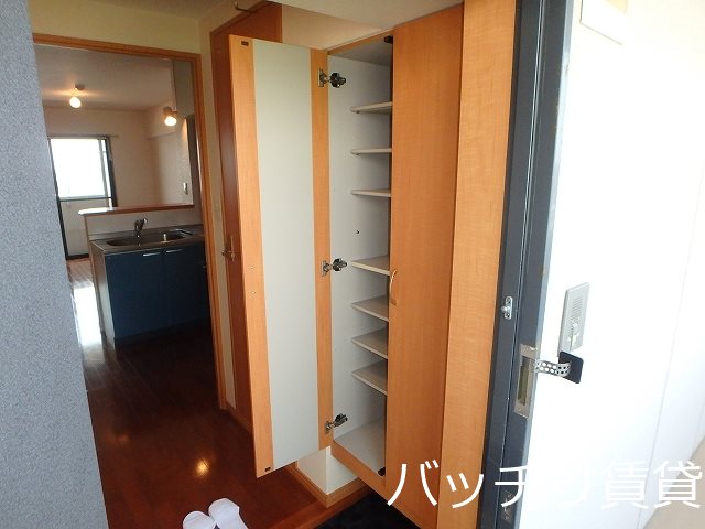 玄関　別号室写真の為、現況を優先致します。