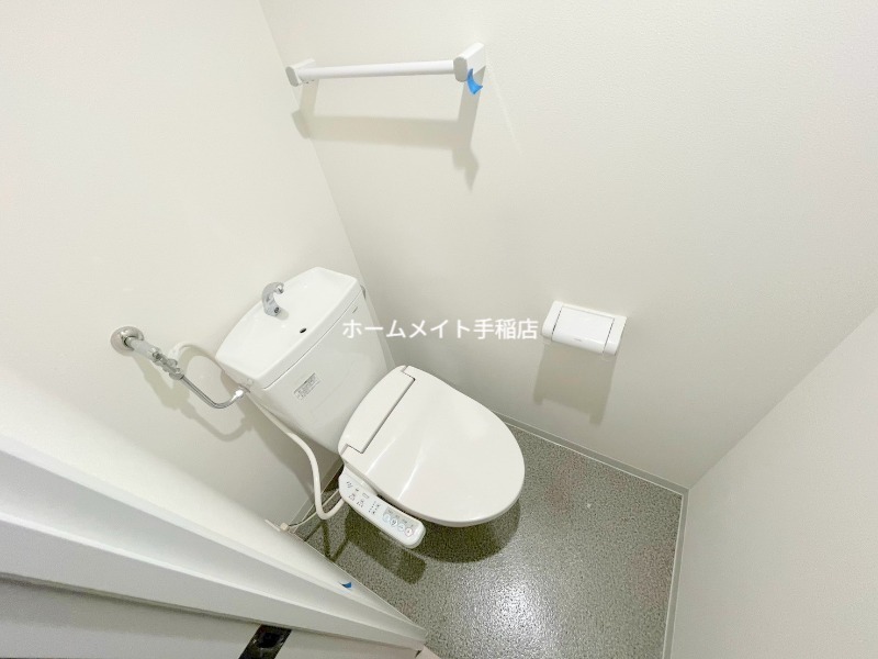トイレ　シャワートイレ付きでございます！