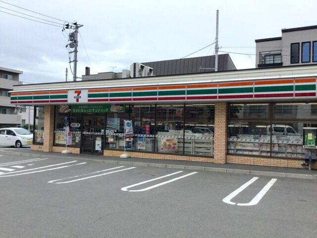 コンビニ　セブンイレブン札幌月寒東1条6丁目店（コンビニ）まで357m