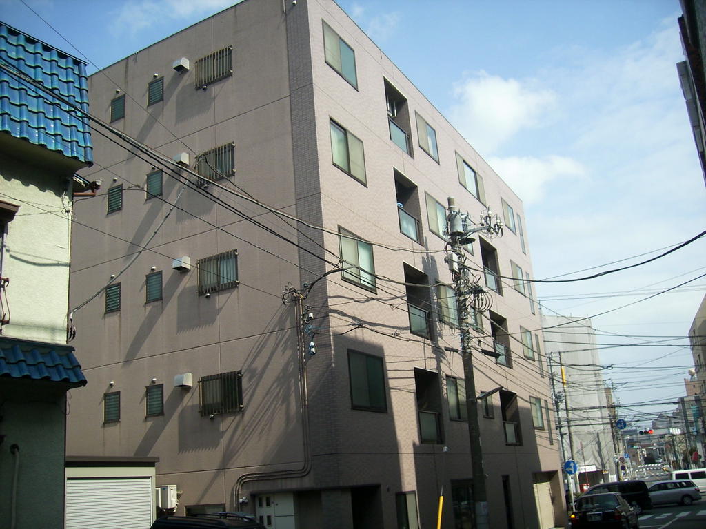 建物外観　オートロックでタイル貼り