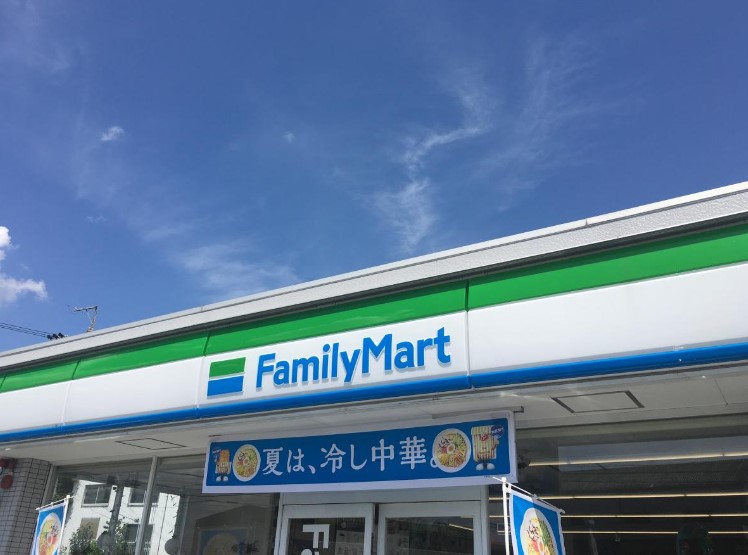 コンビニ　ファミリーマート中宮店（コンビニ）まで180m