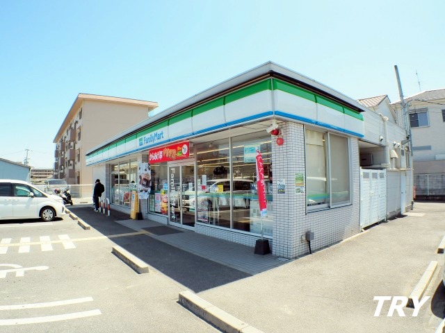 コンビニ　ファミリーマート香芝二上駅前店（コンビニ）まで293m