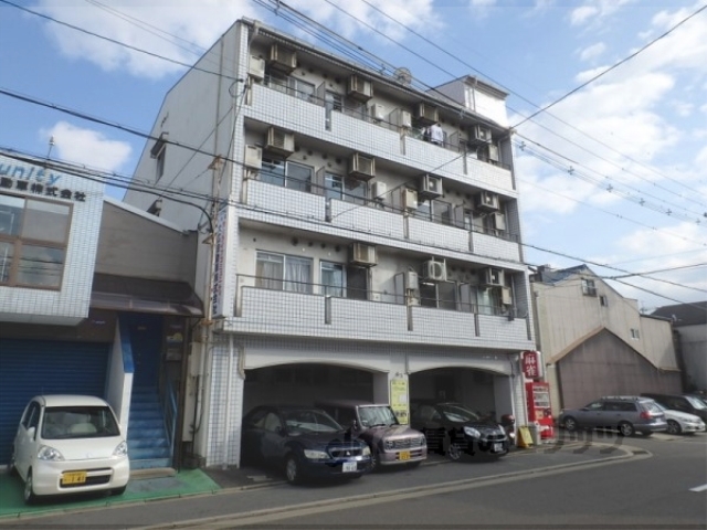 京都市下京区西七条赤社町のマンションの建物外観