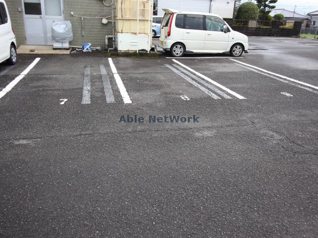 【都城市花繰町のマンションの駐車場】