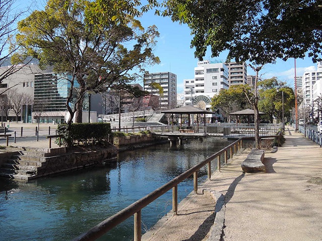 【岡山市北区南中央町のマンションの公園】