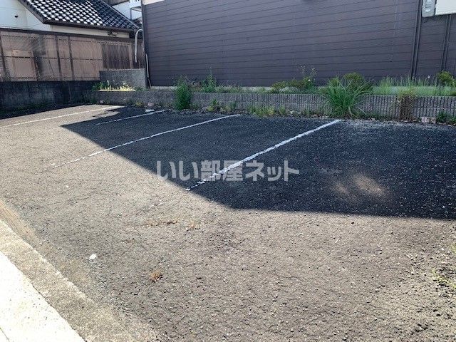 【和歌山市栄谷のアパートの駐車場】