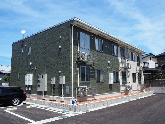 富山市茶屋町のアパートの建物外観