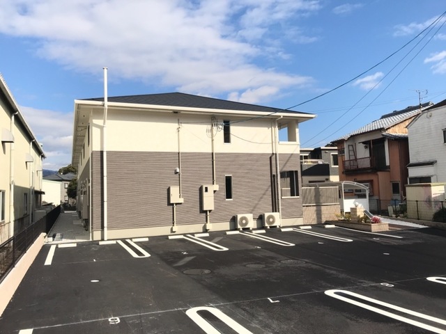 【高知市神田のアパートの駐車場】