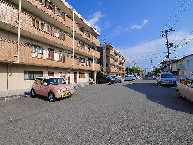 【天理市前栽町のマンションの駐車場】