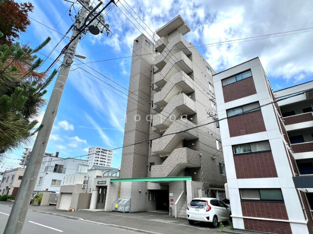 札幌市中央区北三条西のマンションの建物外観