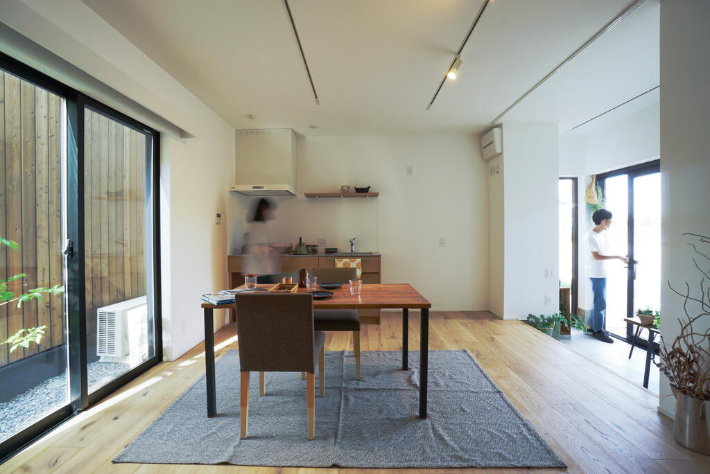 居室・リビング　土間からリビングまで、趣味のディスプレイを広げることも