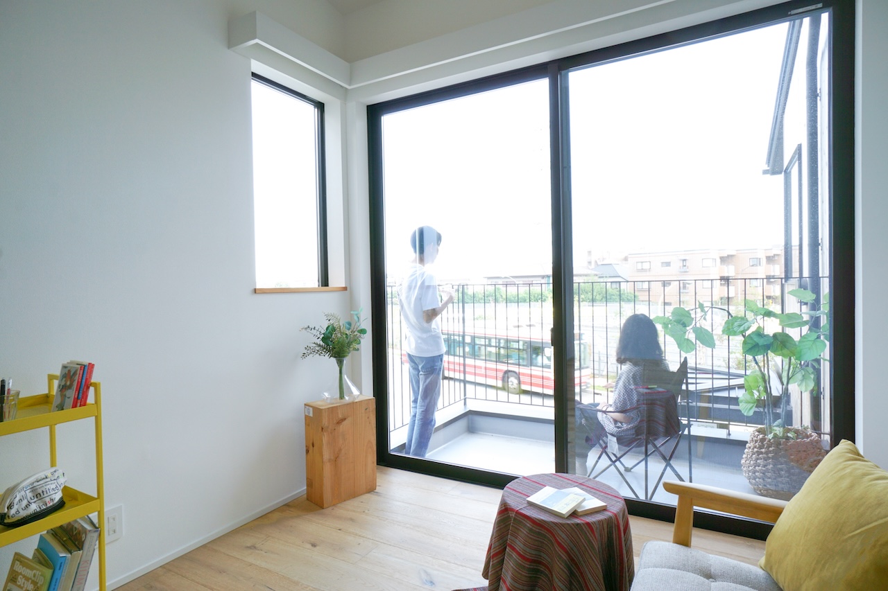 その他部屋・スペース　ベランダからは開放的な景色とバスを待つ人の賑やかな声が。