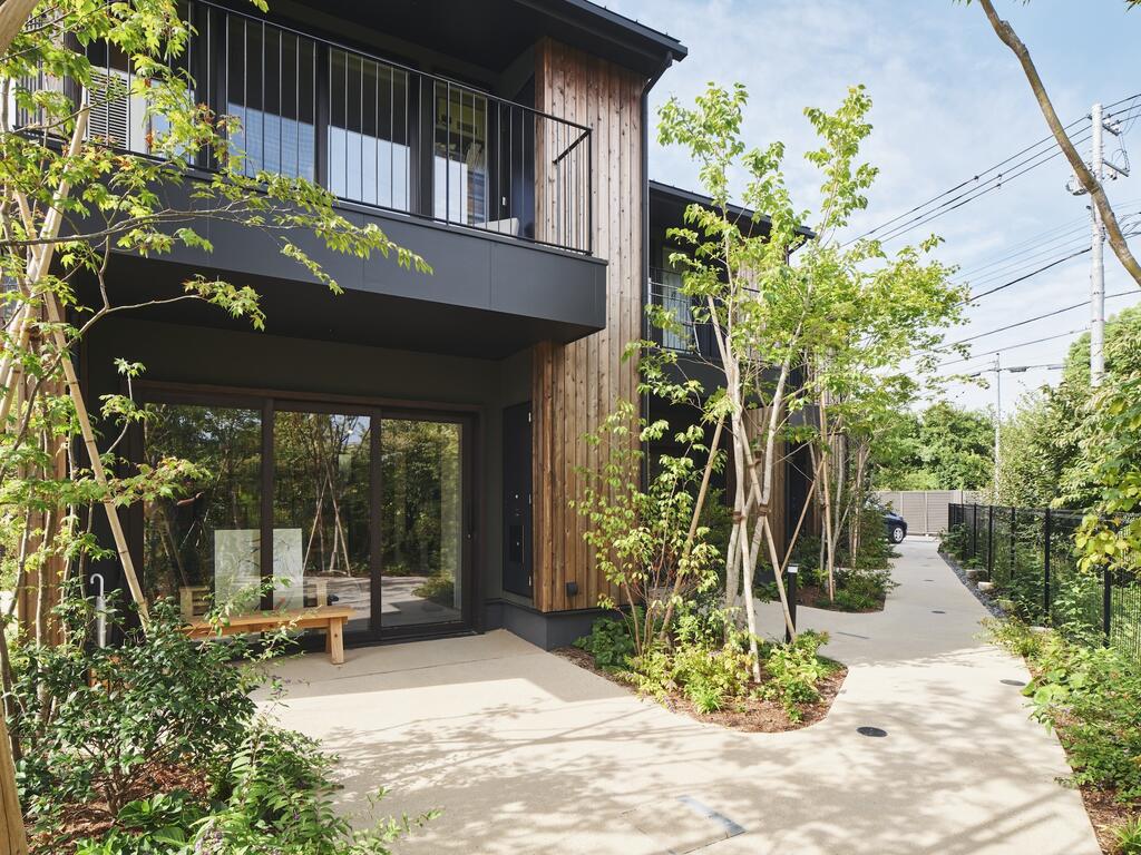 建物外観　長屋ならではの住まいが連なりながらも、心地よい距離感。