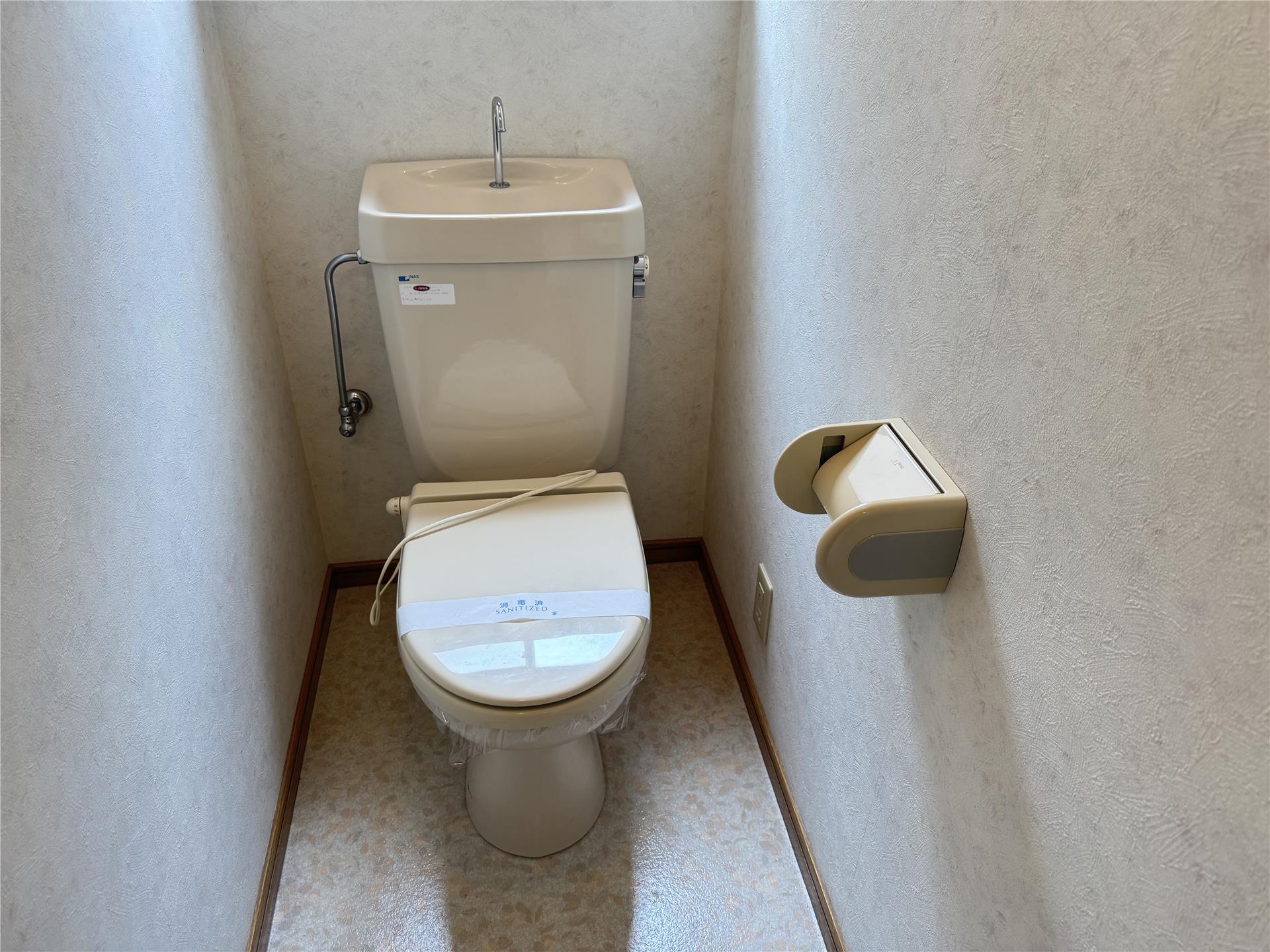 トイレ　暖房便座♪便利なタオルハンガー付きです！