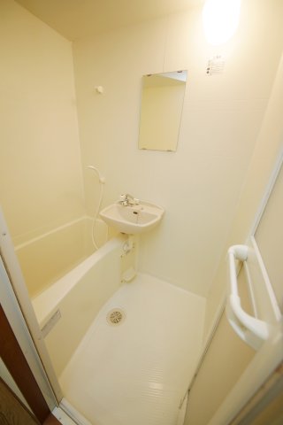 バス・シャワールーム　別部屋同一間取りのお写真となります。