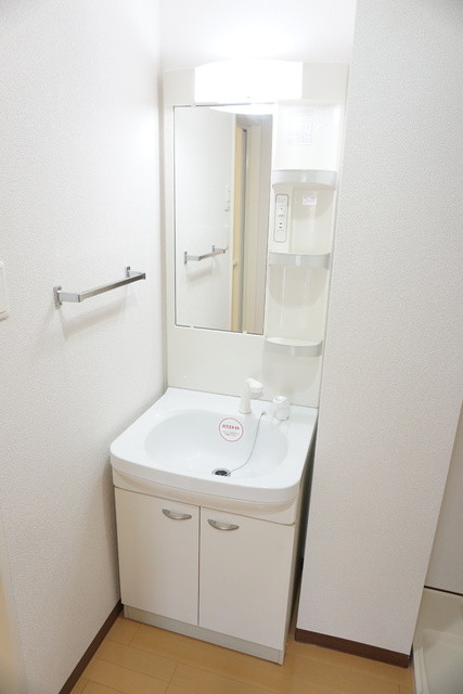 洗面設備　★洗面所には身支度に便利な洗面化粧台があります♪★