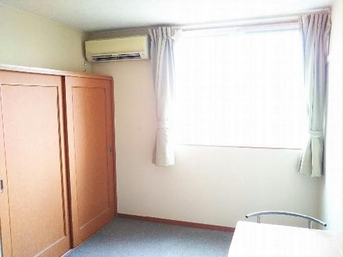 居室・リビング　1階フローリング。.2階カーペット敷き。同タイプの写真です。