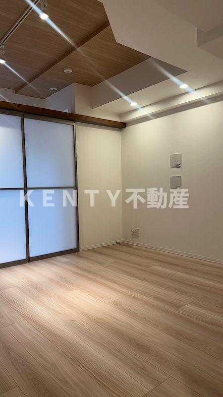 その他部屋・スペース　落ち着いた色調の寝室です