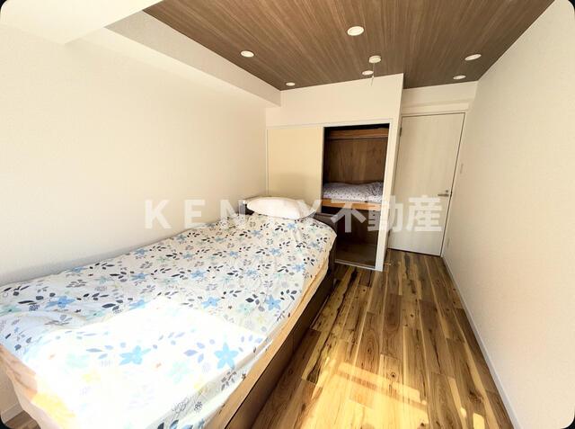 その他部屋・スペース　落ち着いた色調の寝室です