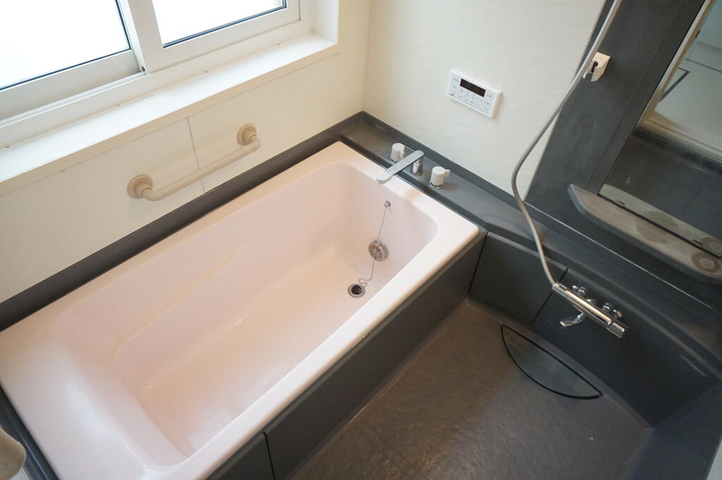 バス・シャワールーム　足を伸ばして入れるお風呂♪