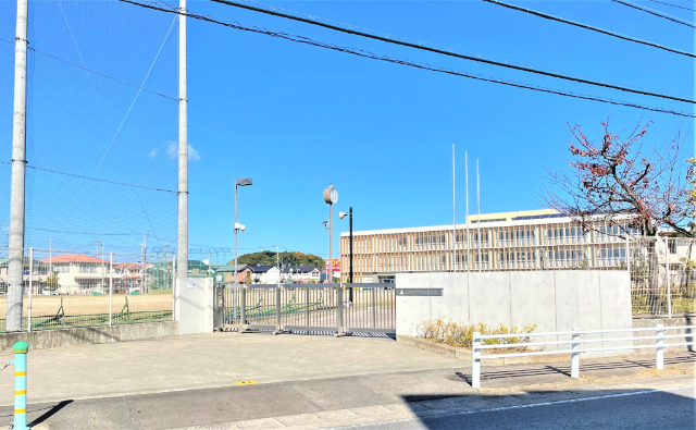 中学校　小牧市立味岡中学校（中学校）まで1566m