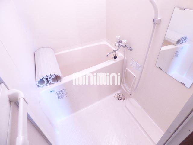 バス・シャワールーム　鏡付きのバスルーム