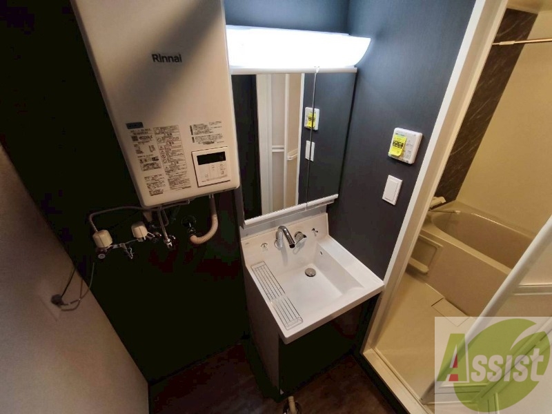 洗面設備　独立洗面台です。大きくてよいですね。シャンプーもできます！