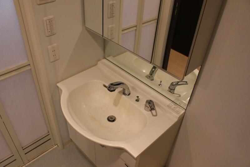 洗面設備　お洒落れな独立洗面台、身だしなみにも気合が入ります