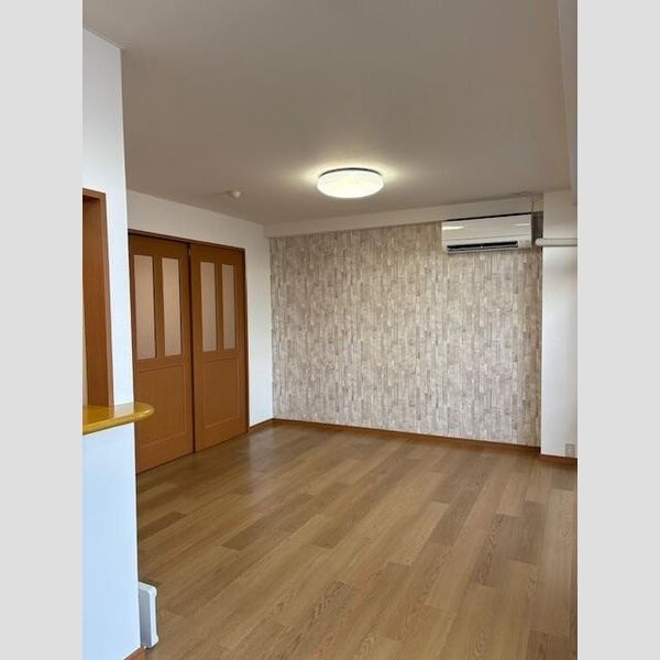 居室・リビング　一面アクセントクロス使用