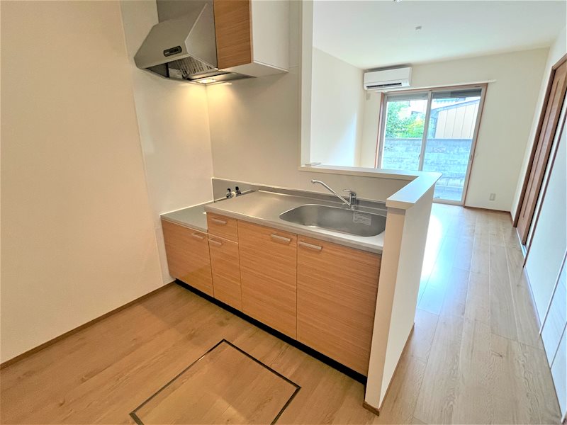 キッチン　おしゃべりを楽しみながら料理が出来る対面型キッチンを採用