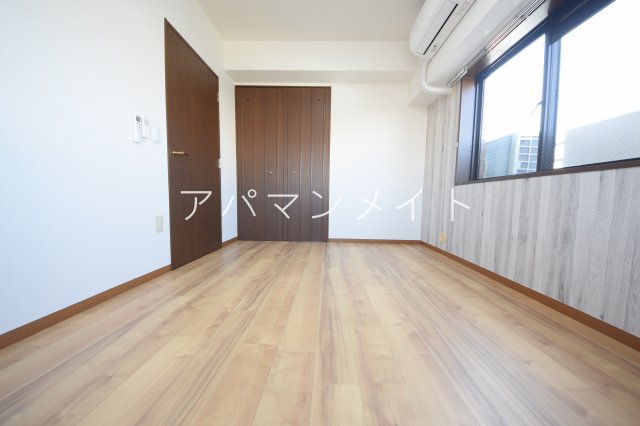 その他部屋・スペース　落ち着いた色調の寝室です